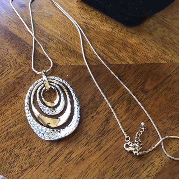 Lot of 4 necklaces, 2 gold, 2 silver sizes vary - Picture 5 of 8